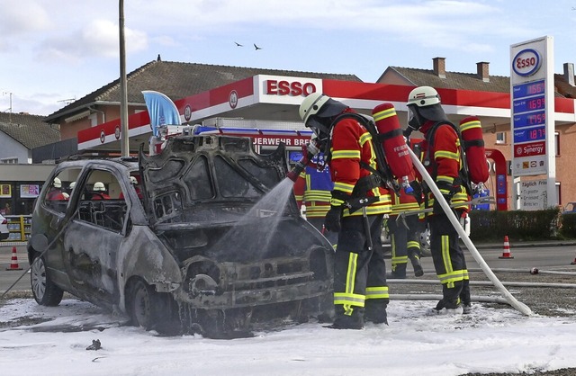 Die Feuerwehr lschte am Montag einen ...and bei einer Tankstelle in Breisach.   | Foto: Sophia Ungerland