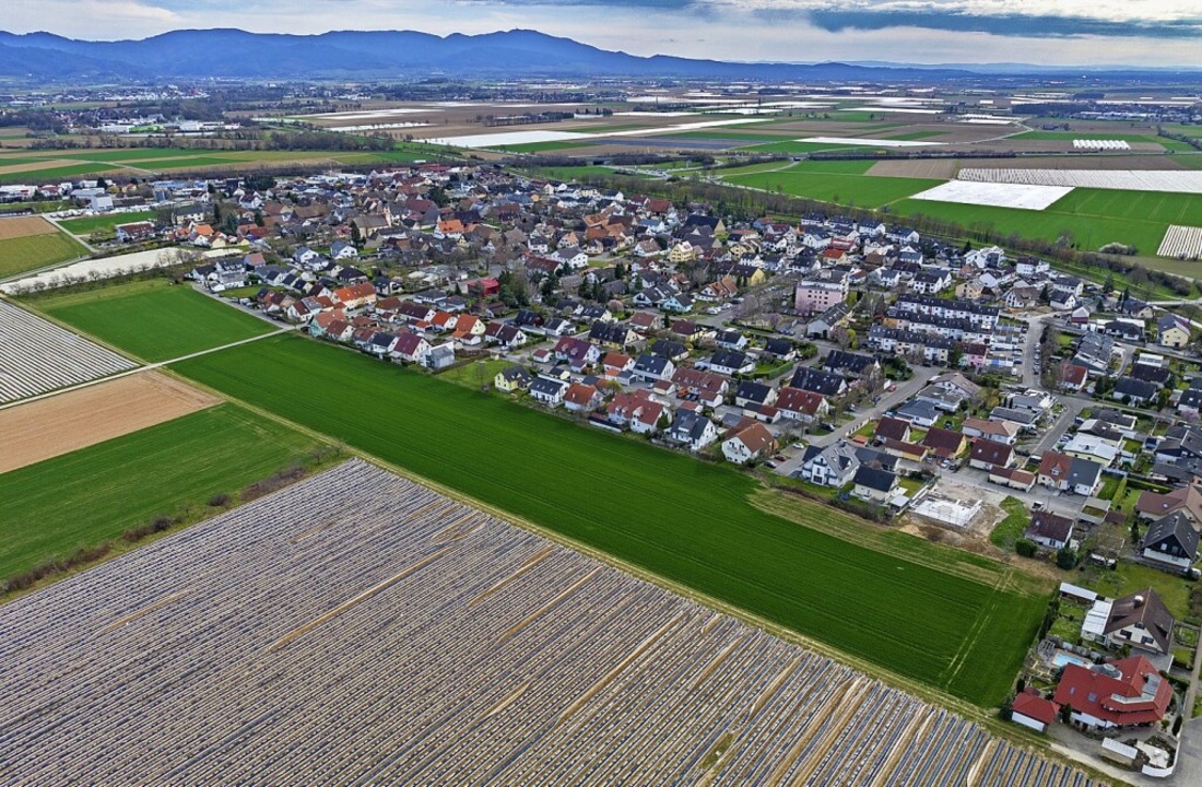 Auf dem Streifen Grün im Vordergrund soll das Hausener Neubaugebiet entstehen.   | Foto: Matthias Weniger