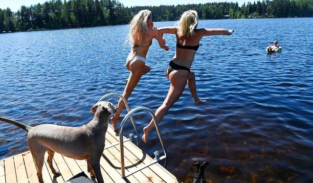 Zwei Finninnen haben Spa beim Baden. ...fhrt ihr Land die Glcksrangliste an.  | Foto: Jussi Nukari (dpa)