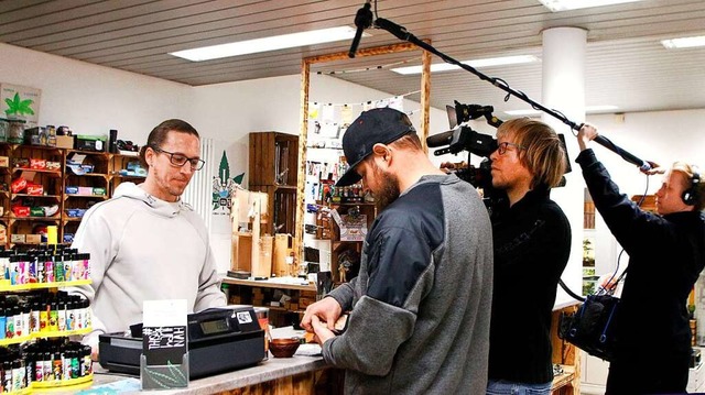 Tobias Pietsch (links) bei den ZDF-Dre...ten in seinem Hanfnah-Geschft in Lahr  | Foto: Heidi Fel
