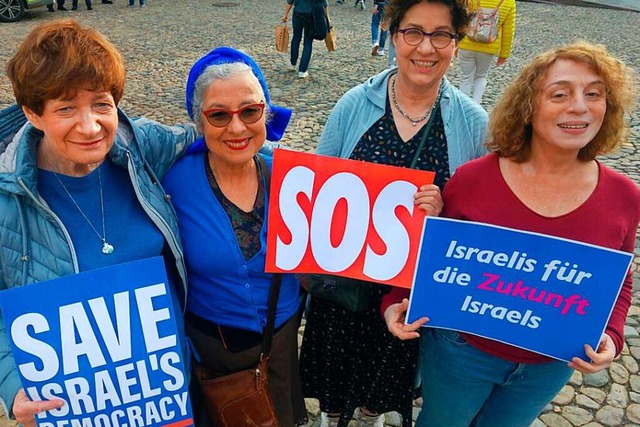 Vereinter Protest (von links): Irina K... Haberlandt-Krger und  Myri Turkenich  | Foto: Julia Littmann