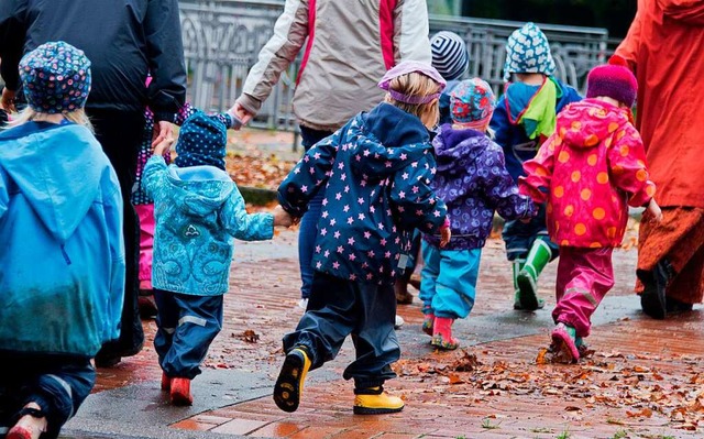 Eine Kita-Gruppe unterwegs im Regen  | Foto: Julian Stratenschulte