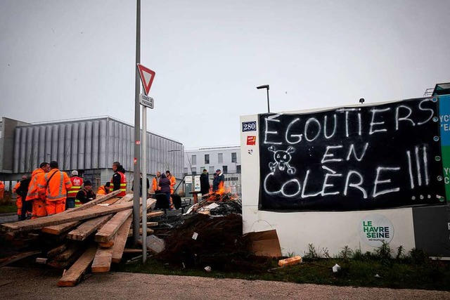 Die Proteste gegen die Rentenreform gi...e Havre &#8211; auch am Montag weiter.  | Foto: LOU BENOIST (AFP)