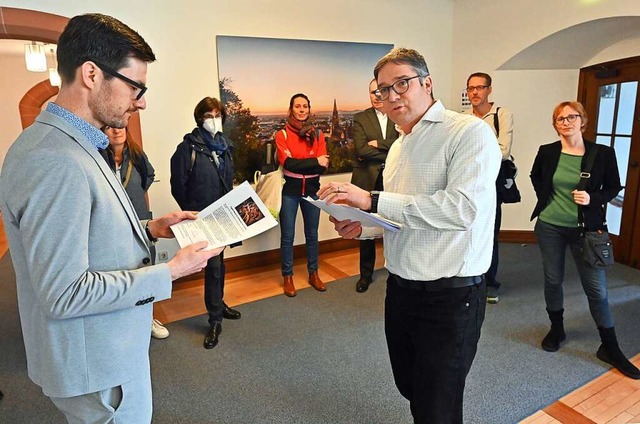 OB Martin Horn und Initiator Stefan We...riftenbergabe im Innenstadt-Rathaus.   | Foto: Michael Bamberger