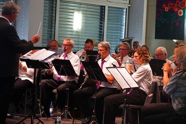 Die Werksmusik von Evonik unter Leitun... Jahreskonzert vielseitige Stcke auf.  | Foto: Roswitha Frey