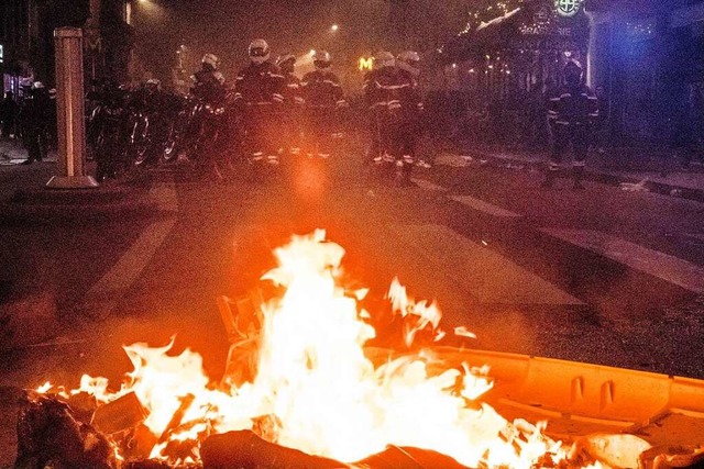 In Paris brennt bei Protesten gegen di... Rentenreform in Frankreich ein Feuer.  | Foto: Gerard Cambon (dpa)