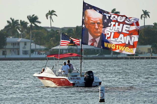 Untersttzung auf dem Seeweg: Trumps A...  Anwesen Mar-a-Lago in  Booten umher.  | Foto: Lynne Sladky (dpa)