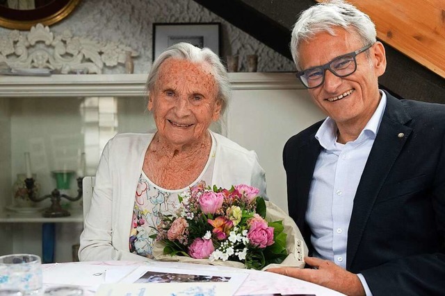 Nachtrglich zu ihrem Jubilum gratuli...ister Martin Lffler Margret Querfeld.  | Foto: Volker Mnch