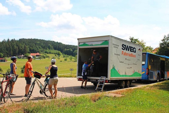 Mit dem Freizeitbus der SWEG gelangen ...nderem Fahrradfahrer auf den Geisberg.  | Foto: SWEG