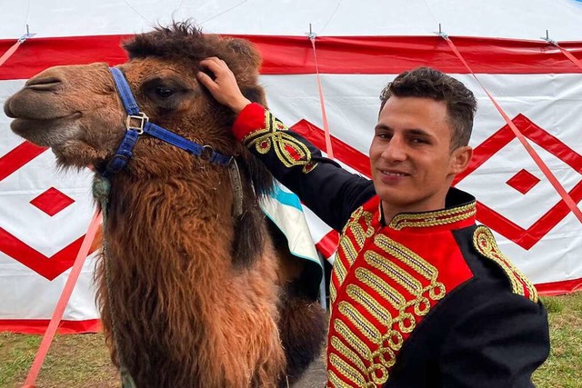 Alex Kaiser mit einem der Kamele, die im Zirkus auftreten.  | Foto: Annemarie Rsch