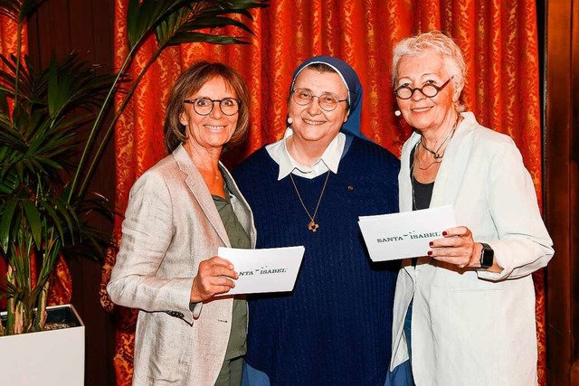 Marianne Mack (links), Vorsitzende des... Rechts: Moderatorin Barbara Dickmann.  | Foto: CLAUDIA THOMA/ Europa-Park