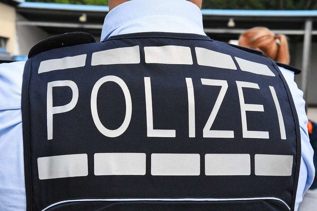 Die Polizei schreibt von 55.000 Euro Schaden am Wagen und 2000 Euro Flurschaden.  | Foto: Kathrin Ganter