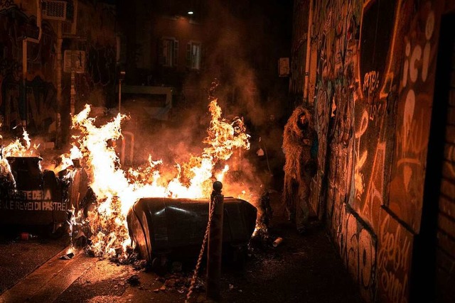 Wie hier am 19.3. in  Marseille, wurde... Dutzende Mlltonnen in Brand gesetzt.  | Foto: Daniel Cole (dpa)