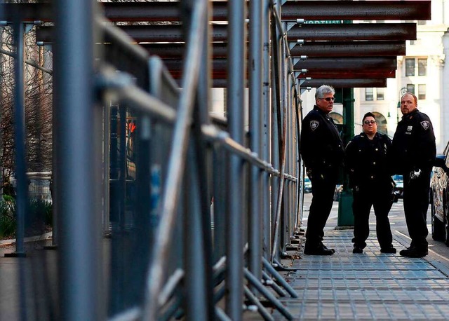 An etlichen Orten im Stadtgebiet von N...twa vor dem Bro einer Anklagebehrde.  | Foto: LEONARDO MUNOZ (AFP)