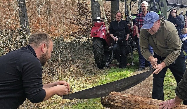Dieter Kuder (links) und Frank Blss h...l fr das ein Kilo schwere Stck Holz.  | Foto: Vera Winter