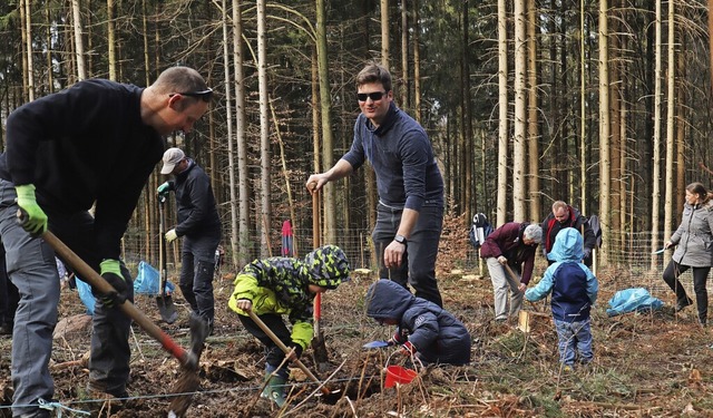 Jung und Alt packten bei der Baumpflan...nahe des Herbolzheimer Hfles mit an.   | Foto: Stadt Herbolzheim