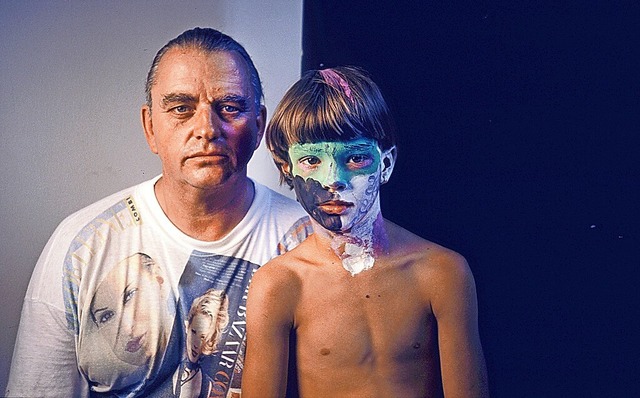 Wilfried Beege mit einem der Kinder vo...r Erwartung der Ausstellung (rechts).   | Foto: Winfried Beege