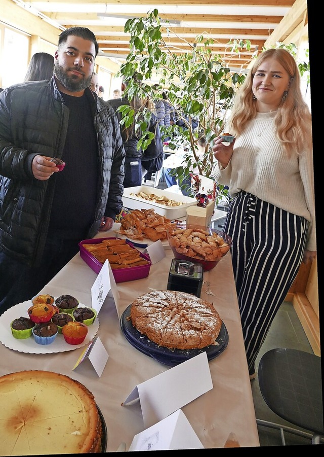 Hasan und Emely haben als Schlersprec...irassismustag einen Basar organisiert.  | Foto: Sylvia Sredniawa