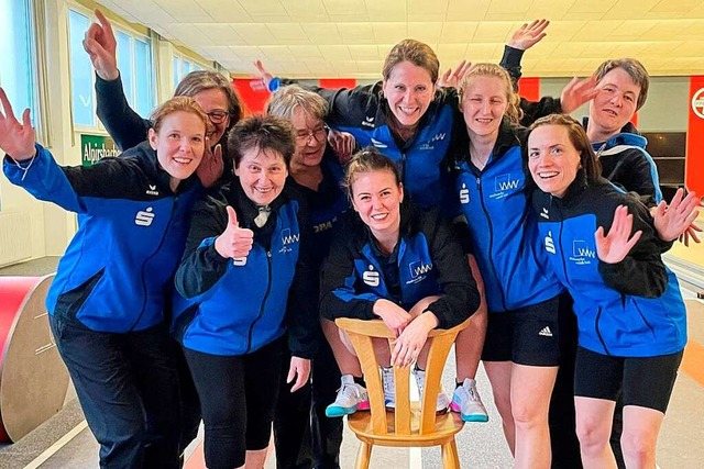 Freudestrahlend: die DKC-Keglerinnen nach dem Sieg gegen den ESV Villingen  | Foto: privat