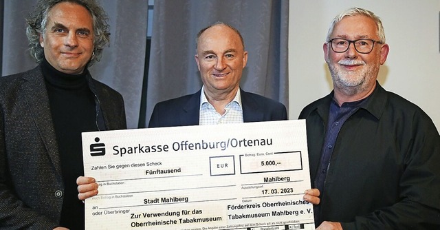 5000 Euro berreichten Museumsleiter P...echts) an Brgermeister Dietmar Benz.   | Foto: Sandra Decoux