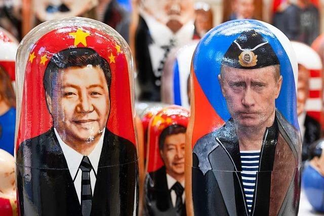Xi zu Besuch bei Putin – am Tischchen mit dem großen Bruder
