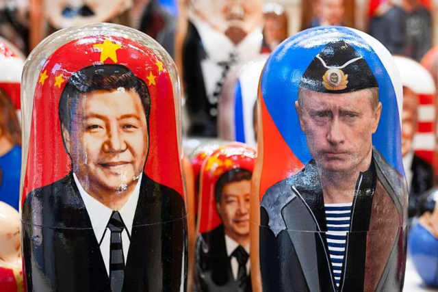 Xi zu Besuch bei Putin - am Tischchen mit dem großen Bruder