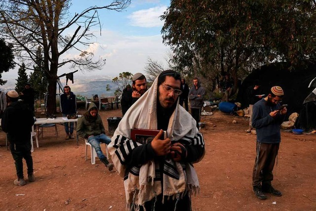 Israelische Siedler beim Beten in der ...geduldet. Nun werden sie gar belohnt.   | Foto: MENAHEM KAHANA