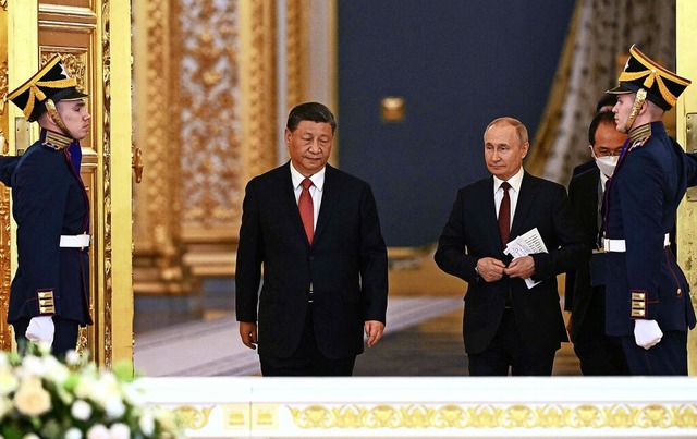 Xi Jinping und Wladimir Putin beim Treffen am Dienstag im Kreml   | Foto: ALEXEY MAISHEV (AFP)