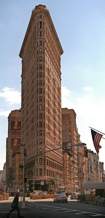Wer New York kennt, kennt auch das markante Flatiron Building.  | Foto: Axel Büssem (dpa)