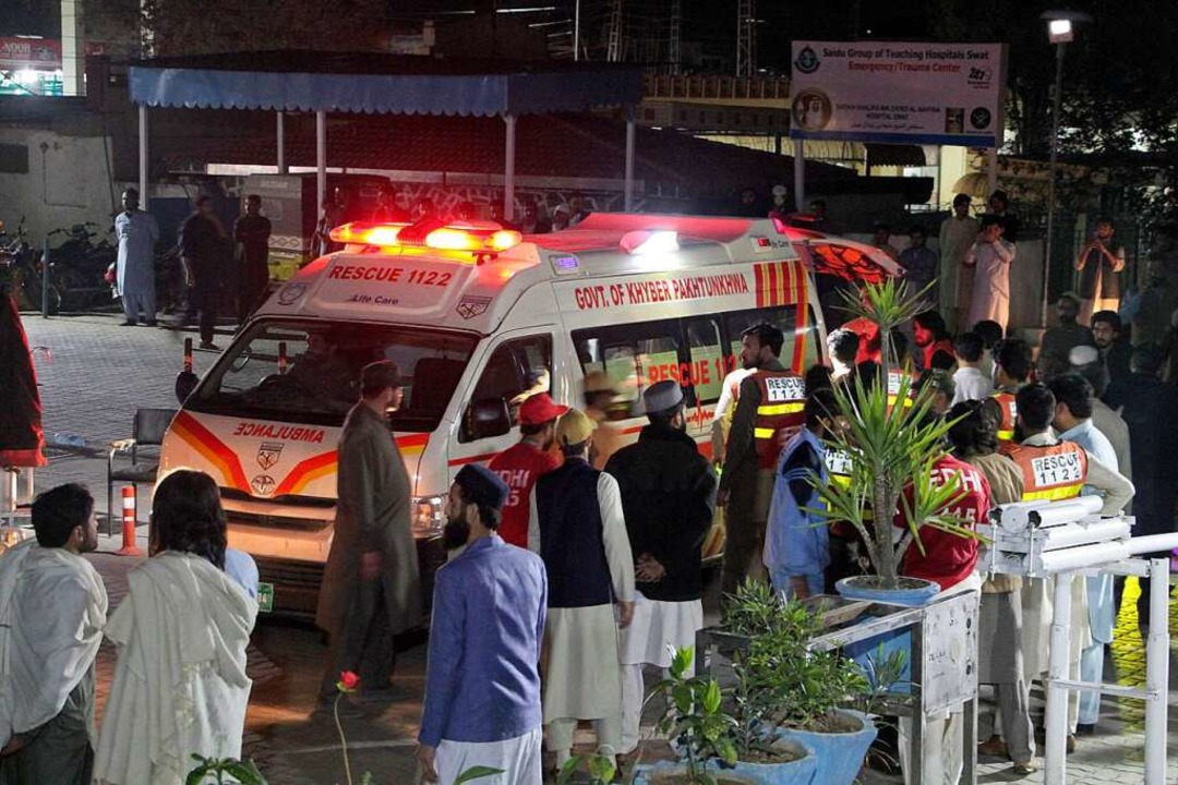 Pakistan, Saidu Sharif: Rettungskräfte...iner Stadt im pakistanischen Swat-Tal.  | Foto: Naveed Ali (dpa)
