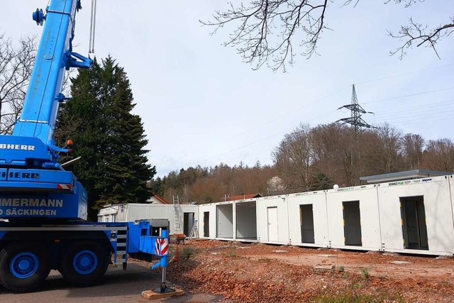 Auf dem Areal des Gesundheitscampus in...e geht derweil der Innenausbau weiter.  | Foto: Axel Kremp