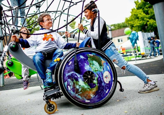 Damit Kinder mit und ohne Beeintrchti...nen, braucht es geeignete Spielgerte.  | Foto: Thilo Schmlgen (dpa)