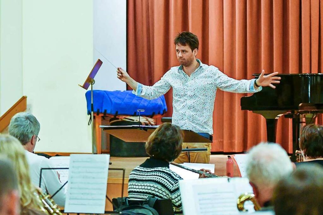 Die Stadtkapelle und Dirigent Nicholas Reed bei der Probe des Kirchenkonzertes  | Foto: Endrik Baublies