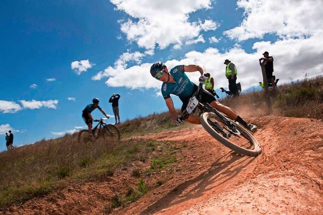 Voller Einsatz in jeder Kurve, jeder S...eim Prolog des Cape Epic in Sdafrika.  | Foto: RODGER BOSCH (AFP)