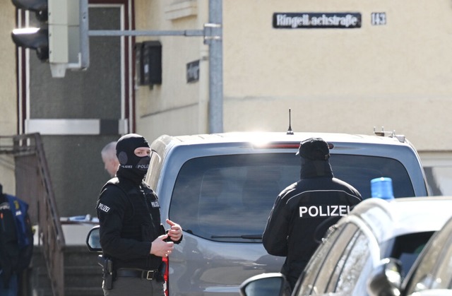 Reutlingen: Einsatzkrfte stehen an Einsatzfahrzeugen.  | Foto: Marijan Murat (dpa)