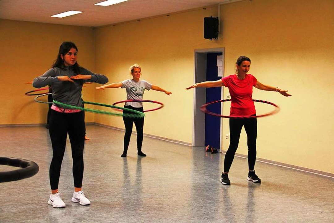 Hula Hoop aktiviert viele Muskelgruppen und ist gut fr Krper und Psyche  | Foto: Heidi Rombach