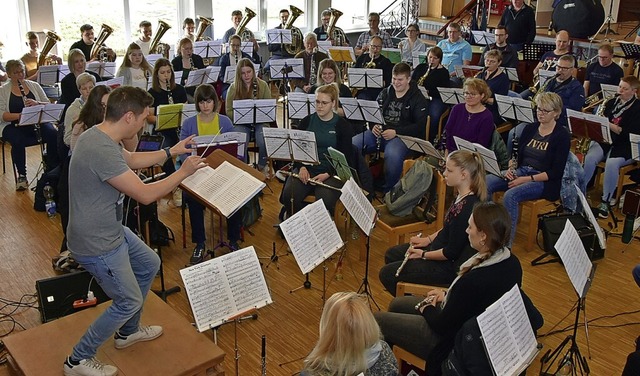 Dirigent Dennis Frommherz bereitet sic...tenkapelle auf das Jahreskonzert vor.   | Foto: Stefan Pichler