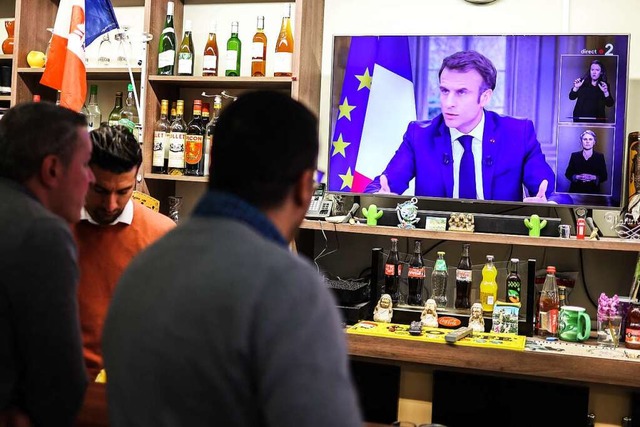 Besucher einer Bar in Toulouse schauen...terview im franzsischen Fernsehen an.  | Foto: CHARLY TRIBALLEAU