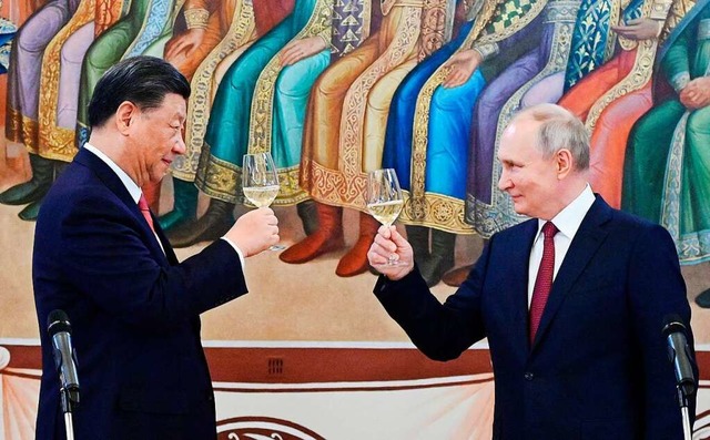 Anstoen auf die Freundschaft: die beiden Autokraten Xi und Putin.  | Foto: PAVEL BYRKIN (AFP)