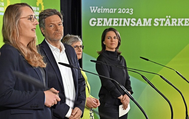 Grne vor der Presse: Katharina Drge,...mann und Annalena Baerbock (von links)  | Foto: Martin Schutt (dpa)