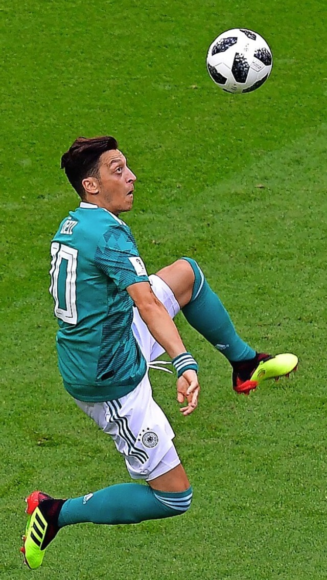 Elegant mit Ball, sperrig auerhalb des Rasenvierecks: Mesut zil  | Foto: LUIS ACOSTA (AFP)