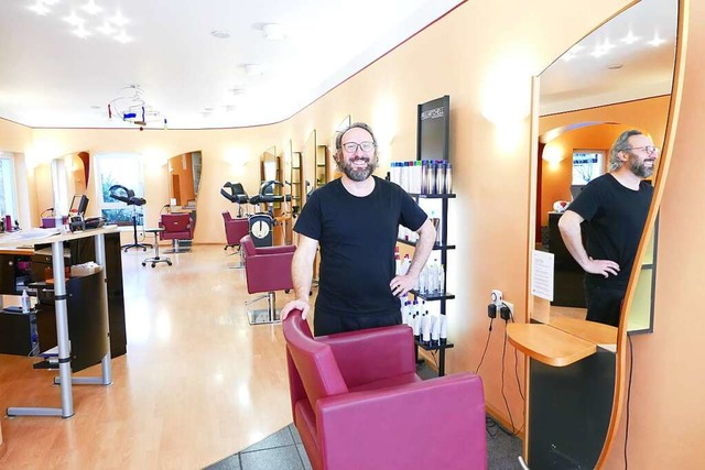 Er durfte im Mrz 2020 auf einmal kein...nhaber eines Mllheimer Friseursalons.  | Foto: Susanne Ehmann