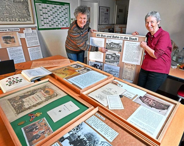 Viel Arbeit in die Zusammenstellung un...Fehrenbach (links) und Martina Kiefer.  | Foto: Michael Bamberger