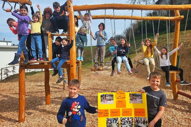 Die Schlerinnen und Schler der Grund...uf dem von ihnen gestalteten Pausenhof  | Foto: Schule