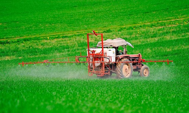 Ein Landwirt sprht  Pflanzenschutzmittel gegen Unkraut.  | Foto: Daniel Bockwoldt