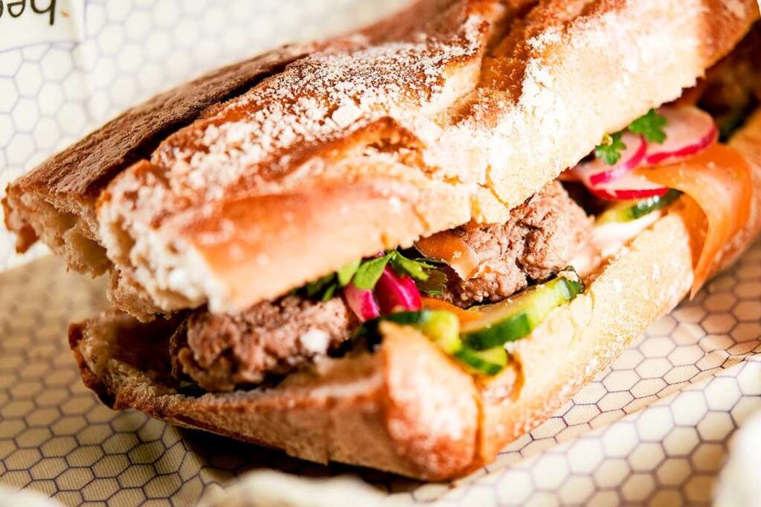 Rinderbuletten vietnamesischer Art sin...ander die Fllung im Banh Mi Baguette.  | Foto: Zacharie Scheurer (dpa)