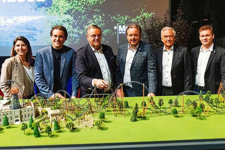 Ann-Kathrin, Thomas, Michael, Roland, Jürgen und Frederik Mack stehen hinter einem Modell der neuen Achterbahn, die im kroatischen Themenbereich des Europa-Park gebaut wird. Der Europa-Park startet in diesem Frühjahr in die 49. Saison. (Foto: Philipp von Ditfurth (dpa)) Ann-Kathrin, Thomas, Michael, Roland, Jürgen und Frederik Mack stehen hinter einem Modell der neuen Achterbahn, die im kroatischen Themenbereich des Europa-Park gebaut wird. Der Europa-Park startet in diesem Frühjahr in die 49. Saison. (Foto: Philipp von Ditfurth (dpa))