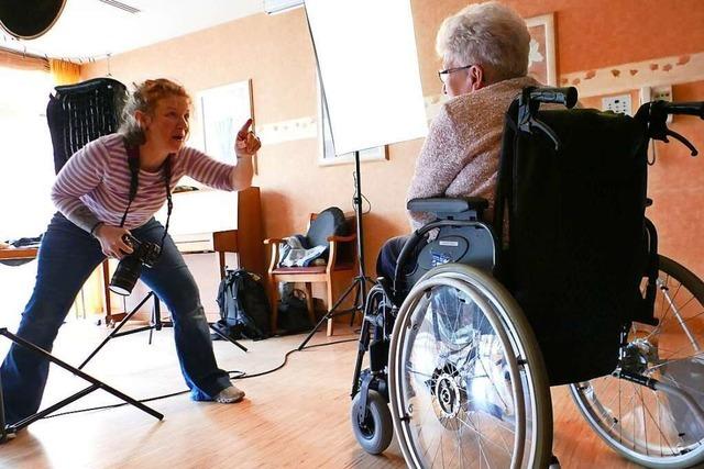 Bei einem Fotoshooting in Friesenheim sind die Kameras auf Seniorinnen und Senioren gerichtet