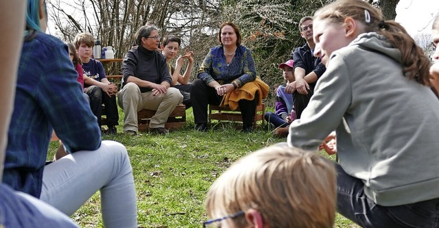 Theresa Schopper (gelbe Jacke)  im Schulgarten des Faust-Gymnasiums  | Foto: Susanne Ehmann