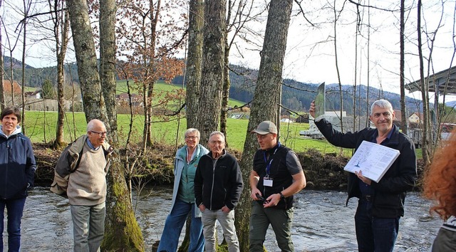 Der Spaziergang am Fluss entlang war lehrreich.  | Foto: Bernd Fackler